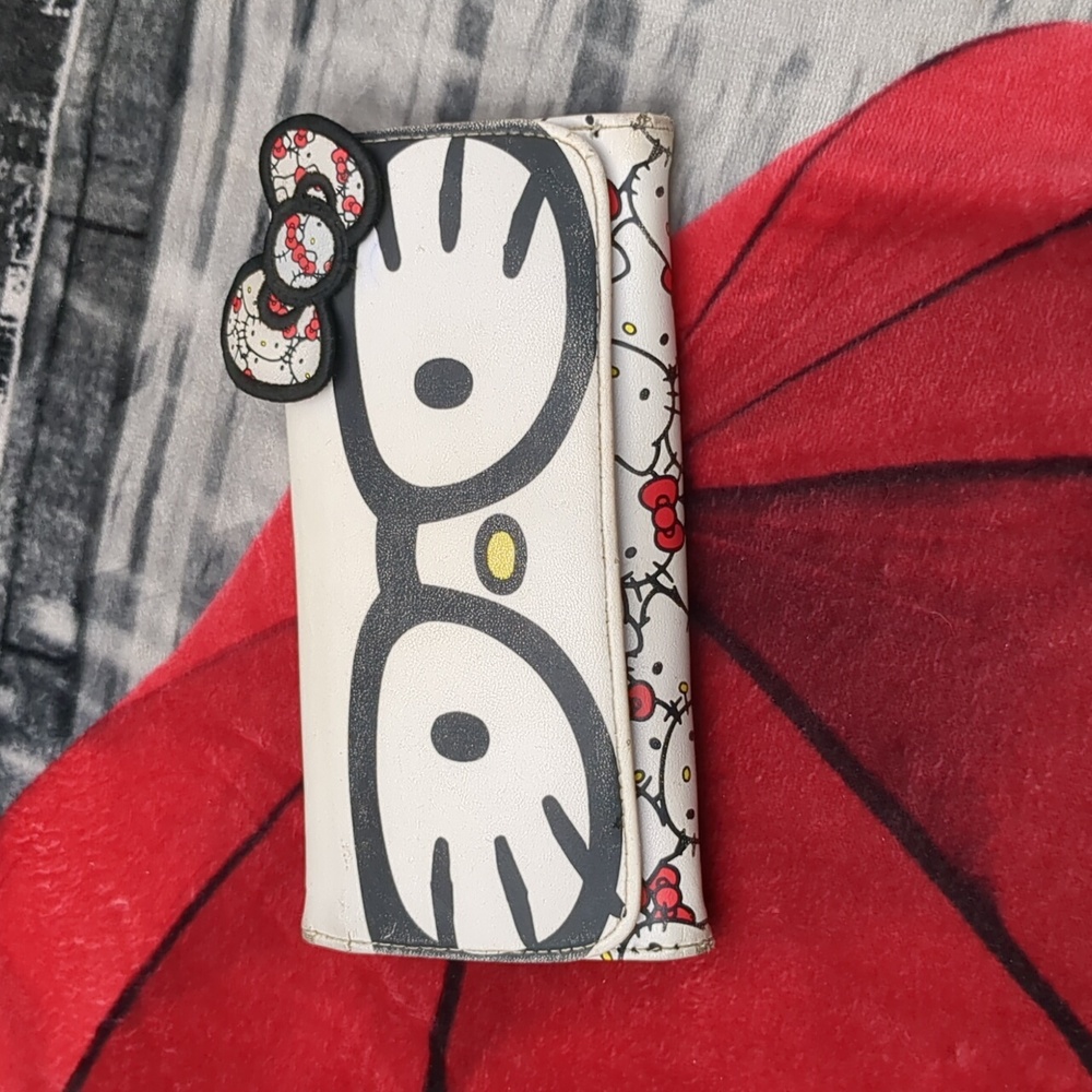 Hello Kitty nerd wallet